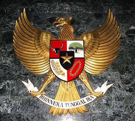 Burung garuda digunakan sebagai simbol negara untuk menggambarkan bahwa negara indonesia adalah bangsa yang besar dan negara yang kuat. File:Garuda Pancasila.jpg - Wikimedia Commons