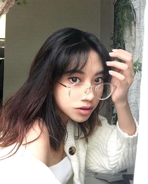 7 Rekomendasi Kacamata Frame Transparan dengan Desain yang Modern