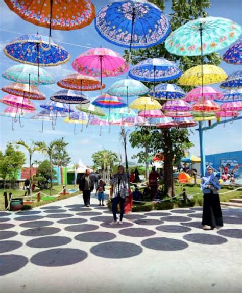 Tiket kawasan, bukit sikunir, telaga warna, batu ratapan angin. Tiket Masuk Bukit Cinta Pemekasan 2021 / Harga Tiket Masuk ...