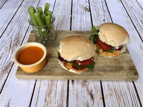 Reispapier halbieren und in wasser tunken. Easy Vegan Buffalo Sauce Recipe | Vegan Wing Sauce