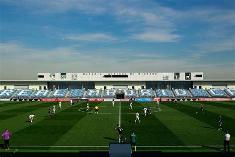 Kami telah terbiasa bermain di bernabeu tapi kami akan beradaptasi untuk melakukan apa yang harus dilakukan, ucap zidane pada konferensi pers jelang laga kontra eibar, dikutip dari laman resmi klub. Perché il Real Madrid non gioca al Bernabeu le partite ...