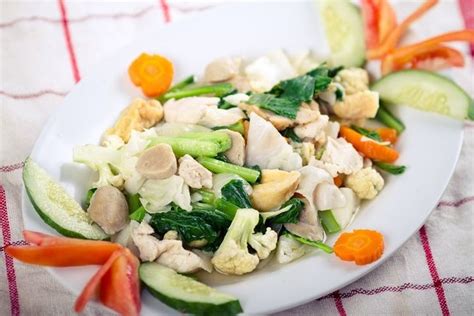 Tumis bawang putih, masukkan bakso, sosis & jamur, tumis hingga matang. 4 Resep Cara Membuat Capcay Sederhana yang Enak | merdeka.com