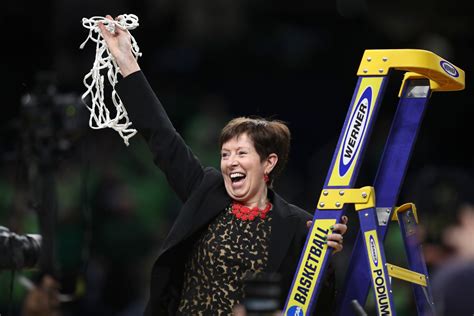 Notre Dame Women S Basketball Coach Muffet Mcgraw Steps Down After Seasons Two National