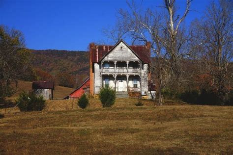Picturesque Tennessee Farmhouse Has Stood Here For 170 Years Old