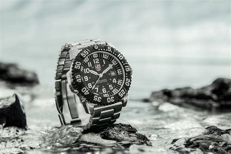 Di mana apabila pintu dibuka suis ini akan beroperasi dan mengalirkan arus ke lampu (menyala). GAYA LELAKI: Cara menjaga jam tangan | Careta