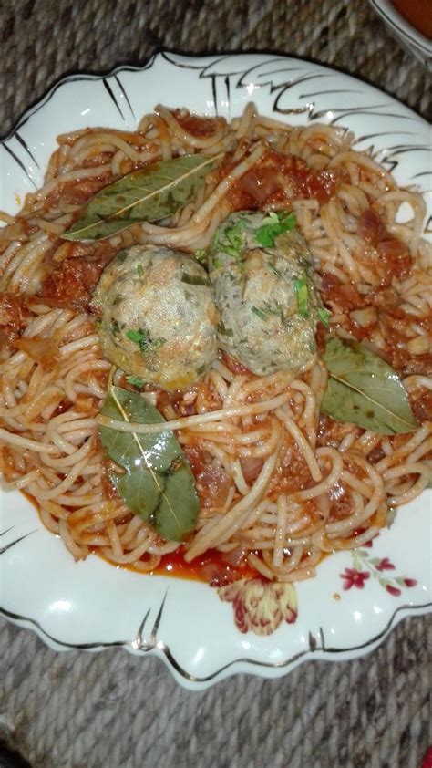 Les salades sont souvent garnies d'œufs durs en tranches, de thon à l'huile, de sardines, d'olives, de câpres ou de légumes en saumure et arrosées d'huile d'olive et de vinaigre ou de citron. Pâtes au thon à la sauce Tunisienne - Plaisir Culinaire ...