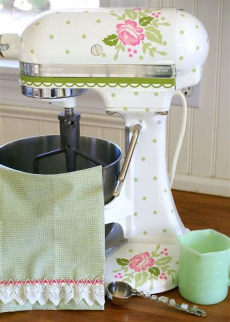 Wir zeigen dir schritt für schritt, wie du ein gewöhnliches möbelstück im shabby chic selber machen kannst. shabby chic selber machen, mixer mit blumenmotiv, kueche ...