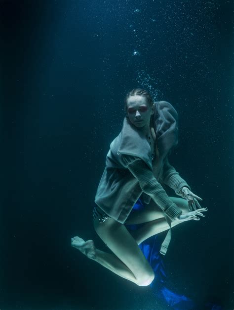 รูปภาพ หญิง จมน้ำ มีชีวิต โมเดล ความมืด แฟชั่น สีน้ำเงิน อิสรภาพ Freediving วิจิตร