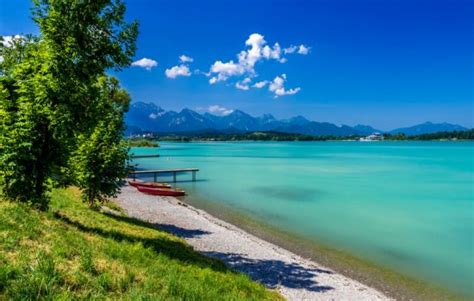 It was created in 1954, when the river lech was dammed for the first time to create the lechsee lake. Forggensee - Alpen & Schlösser in traumhafter Kulisse