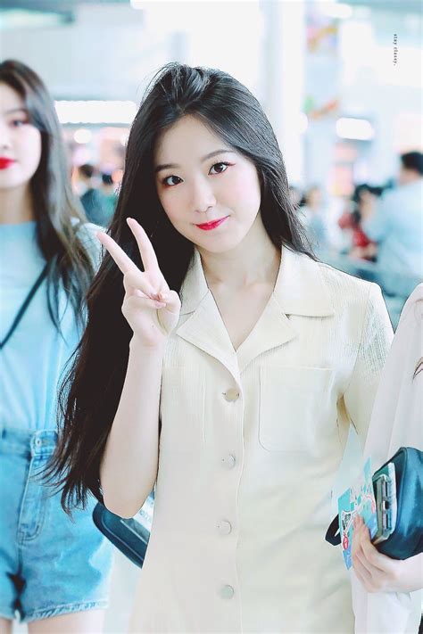 Part 2 gidle&akiii classic shuhua calls miyeon in a vlive and this happen lol 슈화를 지켜주는 언니들 모음|(여자)아이들 슈화 수진 미연. #SHUHUA #GIDLE | 아름다운, 여성, 여성 패션