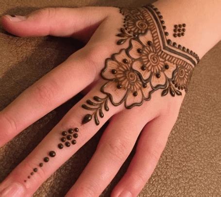 The simplicity of this design makes this stand out. 100+ Easy Mehndi Designs pictures for Hands in 2020