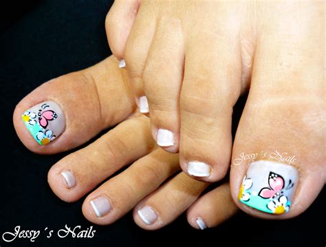 5) uñas de los pies con un diseño diferente de color amarillo con personajes de dibujos animados y animales. Decoración de uñas de los pies 181 diseños hermosos