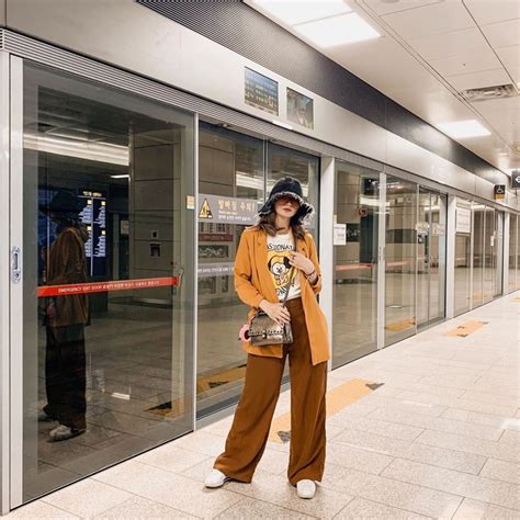 Maybe you would like to learn more about one of these? 9 Ide Padu Padan Outfit dengan Rok dan Celana Warna Cokelat Caramel