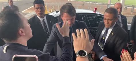 Após deletar o vídeo, wesley safadão saiu em defesa do pastor. Vídeo: Presidente Jair Bolsonaro recebe benção do pastor ...