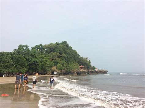 Tidak hanya karang bolong dilokasi ini juga masih ada pantai yang jadi sasaran para wisatawan untuk berkunjung nyakni pantai cicaladi. Telepon Pantai Karang Bolong / Liburan Singkat Ke Pantai ...