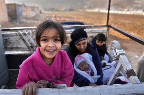 Heading Home Syrian Refugees In Lebanon Going Back To Syria Ap News