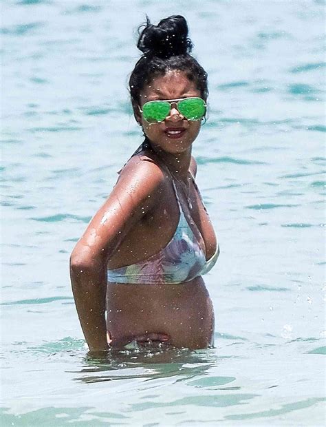 Kevin Hart S Wife Eniko Flaunts Baby Bump On Beach