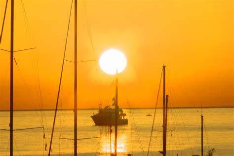 图片素材 海滩 滨 水 地平线 太阳 日出 日落 阳光 早上 黎明 船 夏季 黄昏 启动 晚间 反射 车辆