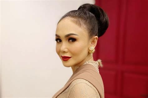 Meskipun mengenakan masker warna hitam yang menutup sebagian wajahnya, wulan tetap menawan. Yuni Shara Enggan Bahas Absennya Krisdayanti di Acara ...