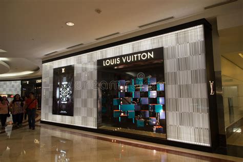 The official twitter page for louis vuitton worldwide. KUALA LUMPUR, MALEISIË - 27 SEP: LOUIS VUITTON-winkel In ...