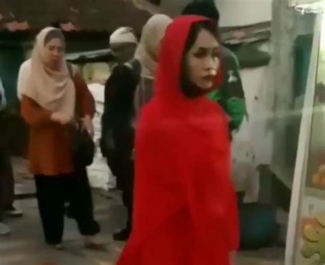 Viral Wanita Pakai Baju Merah Jalan Di Stasiun Promo Film