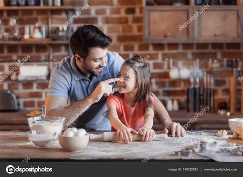 Padre E Hija Cocinando Juntos Fotografía De Stock © Igortishenko