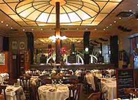 Assis dans les salons ou en terrasse au soleil, on y déguste une cuisine méditerranéenne de partage réalisée sur place avec des produits frais de saison. Aix en Provence Restaurants and Dining: Aix en Provence ...