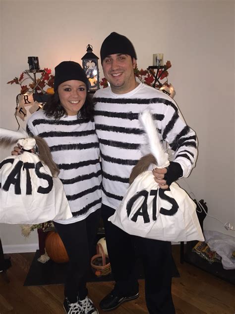Couples Halloween Costume Idea Cat Burglars Get It Old School Burglar Costume With A Bag
