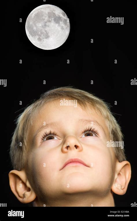 Chico Mirando En La Luna Fotografía De Stock Alamy