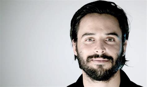 Un acteur célèbre au maroc a été placé en garde à vue mardi soir pour avoir tenu des «propos blasphématoires sur l'islam», faits passibles de deux ans de prison, a annoncé la police. Portrait : Assaad Bouab, l acteur marocain à l allure de l ...