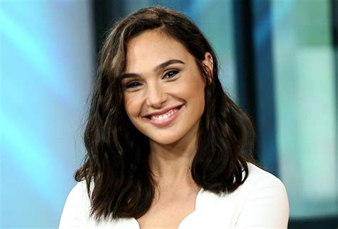 Raise your hand if you would love for gal to do a makeup tutorial?! Gal gadot no makeup - Makeup