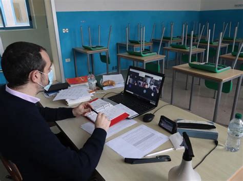 Scuole materne, elementari, medie, licei ed istituti professionali lombardi. Lombardia, scuole superiori: slitta al 25 gennaio il ...