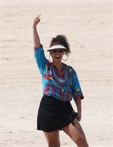 Vacation Pics Alicia Keys Waves To The Paparazzi Sandra Rose