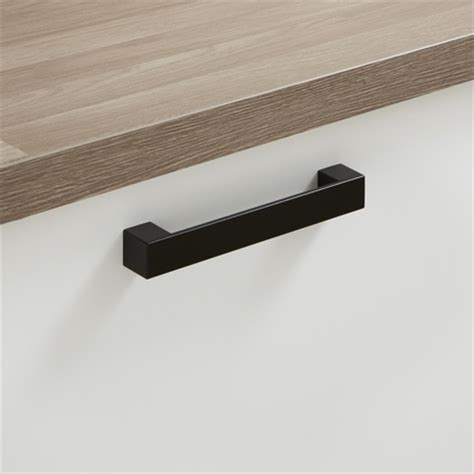 They look equally great as a stark contrast with white cupboards or with similarly dark coloured cabinets, such as varnished wood or stainless steel. Black square D handle | Kitchen handles | Howdens Joinery