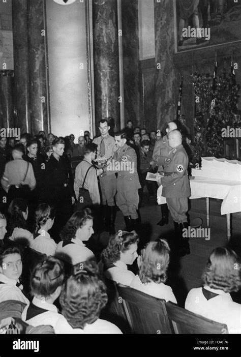 admisión de personas de 18 años en el nsdap berlín 1942 fotografía de stock alamy