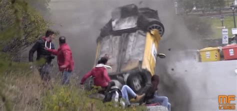 Horror at rally videiro in portugal as car careers off road and smashes into a pine tree. L'impressionante video dell'incidente a un rally in Valle ...