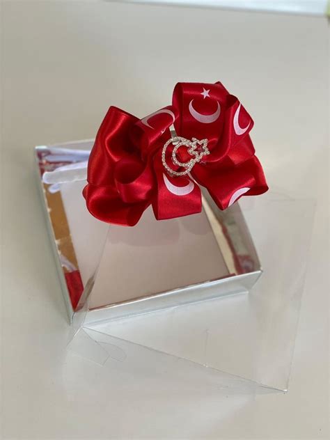 Queen Accessories Kırmızı Türk Bayrak Broşlu Saten Anne Kız Fiyatı