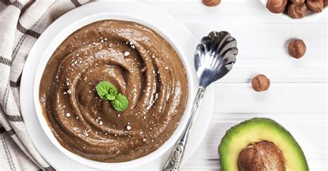 This classic french chocolate mousse is incredibly easy to make and requires only a few ingredients! Unerwartet gut: Avocado Mousse au Chocolat | desired.de