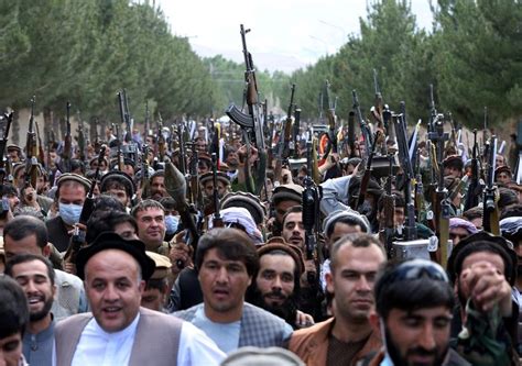 اعلام آمادگی مردم عادی افغانستان برای جنگ با طالبان عکس