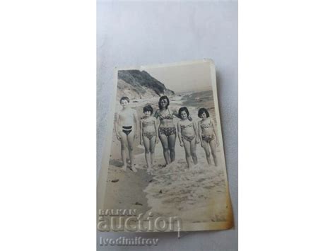 Снимка Жена три момичета и момче на брега на морето Стари снимки Изделия от хартия
