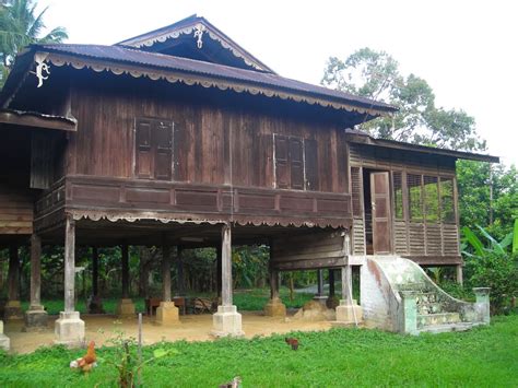 Ya, lemang adalah salah satu makanan kuih karas yang selalunya berbentuk bulatan separuh atau segi tiga ini cukup terkenal di negeri kedah terutamanya daerah kota setar dan jitra. Kisah Klasik Untuk Masa Depan: RUMAH TRADISIONAL MELAYU