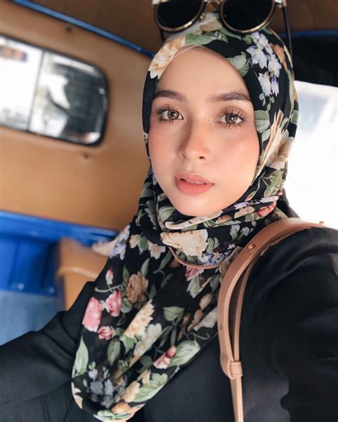 Gambar Mungkin Berisi 1 Orang Selfie Dan Dekat Hijabi Outfits Hijabi