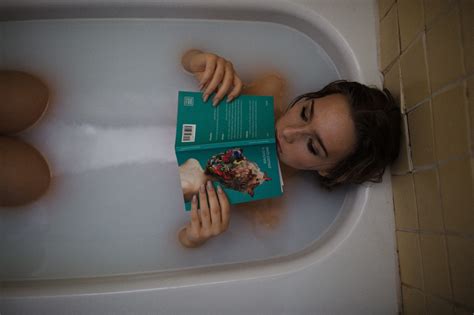 Geben sie ihren suchbegriff ein. Stromschlag in der Badewanne - junge Frau ging mit Handy ...