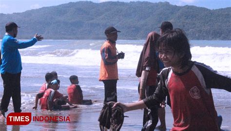Gelombang Pasang Wisatawan Pantai Teleng Ria Pacitan Diminta Waspada