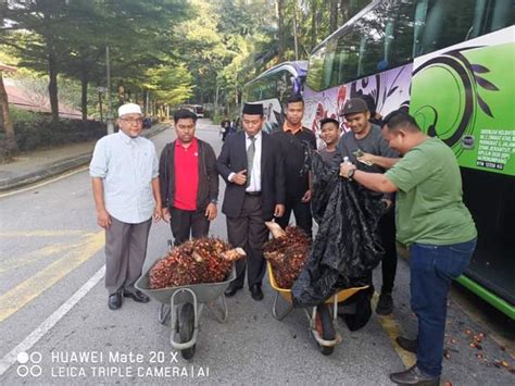 Membentuk masyarakat pekebun kecil yang progresif dan sejahtera melalui aktiviti perladangan dan 1 perlis. Peneroka bawa tandan sawit protes di luar Parlimen