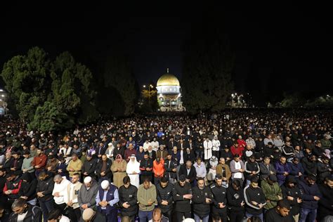 Puluhan Ribu Warga Palestina Shalat Tarawih Di Masjid Al Aqsa Meski