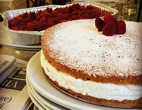 C'è chi consiglia di utilizzare la fecola, chi propone una variante senza lievito o con le uova. Ricetta Torta di Pan di Spagna con ricotta e lamponi - Le ...