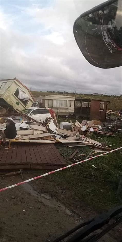 Gmina wojciechów, gdzie niszczycielski wiatr zrywał dachy i powalał drzewa. Trąba powietrzna na wybrzeżu. Uszkodziła domki ...