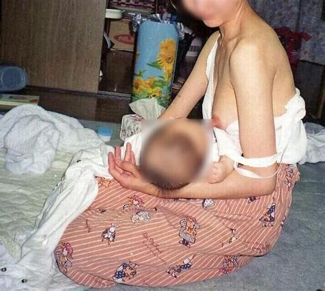 授乳盗撮エロ画像41枚赤ん坊に母乳をあげる人妻をエロ目線で隠し撮り 女神ちゃんねる