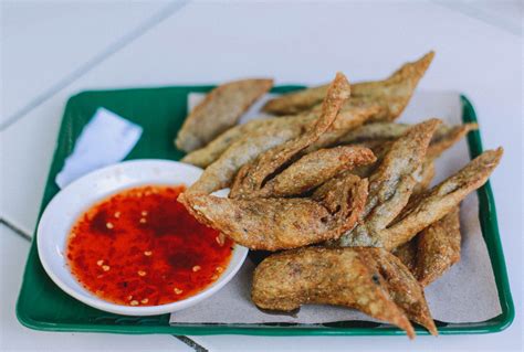 Lepas ni dengar kata mereka nak besarkan lagi perniagaan ini dengan menjual makanan laut celup tepung yang popular kat pantai terengganu tu. Food Origins: Keropok Lekor - MASSES